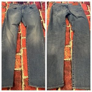 Levi’s 512 slim tapered jeans size 29 x 32
Leather rear patch